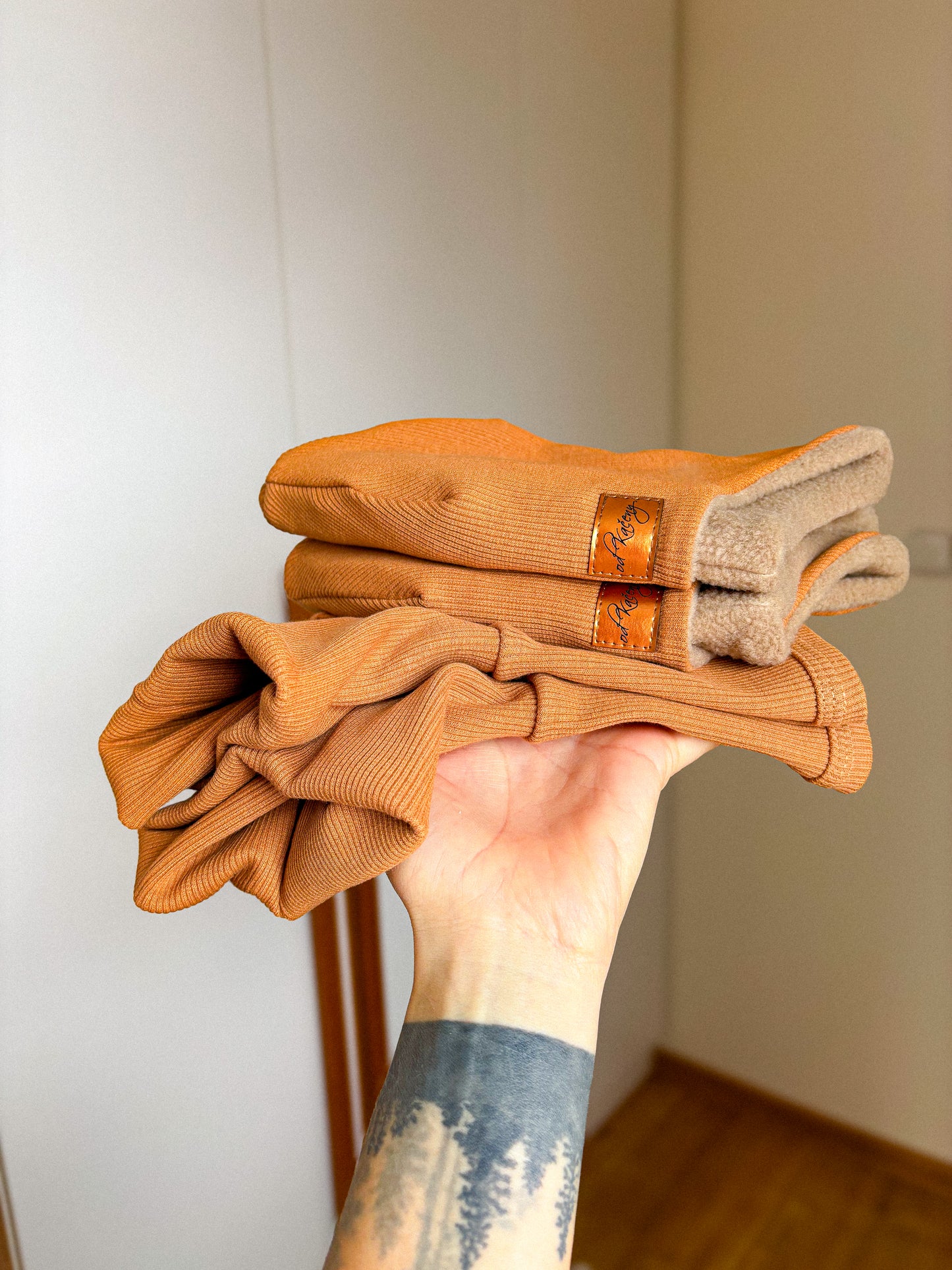 Nákrčník ve stylu roláku Brown