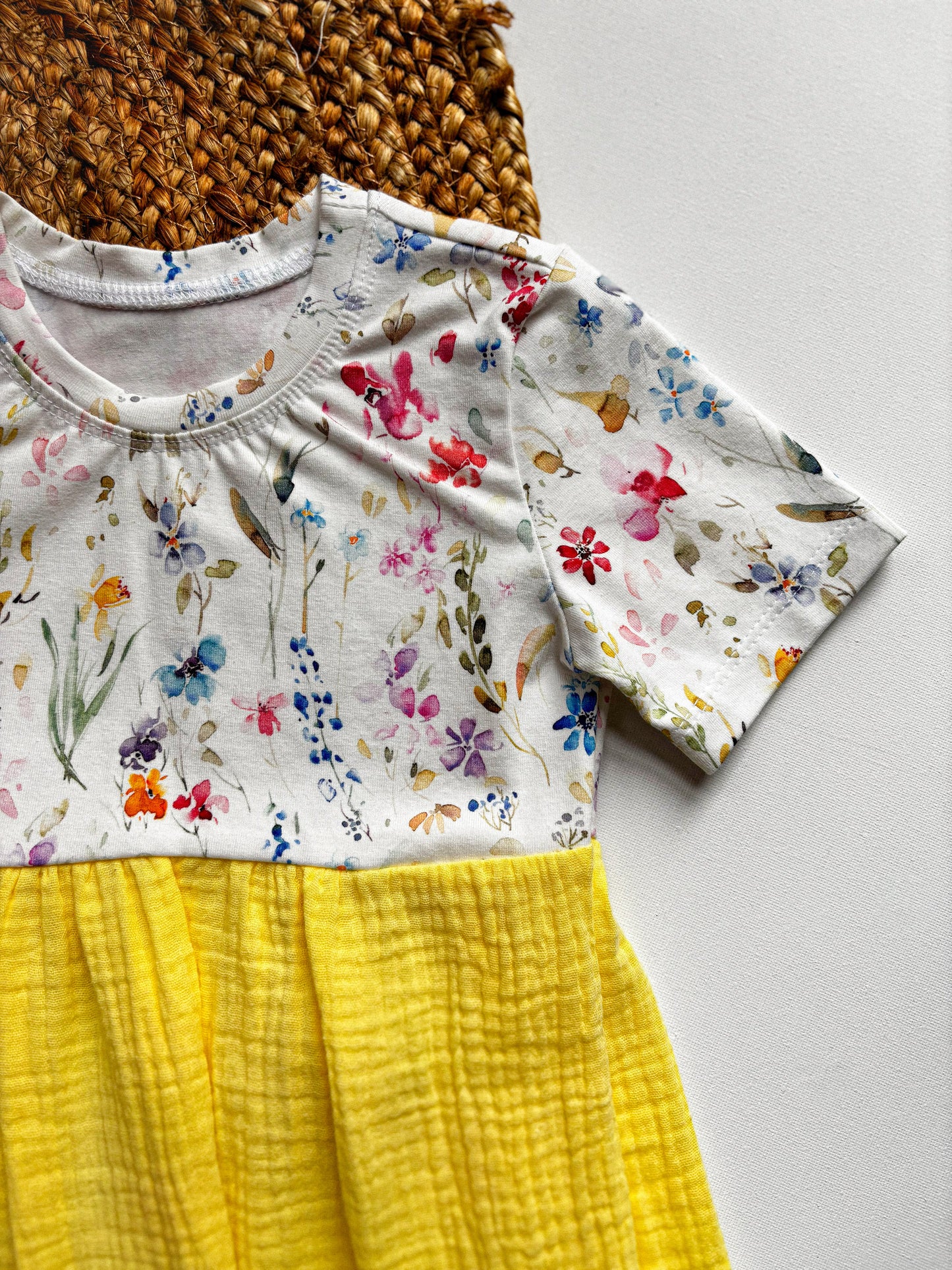 Šaty z kombinovaných materiálů