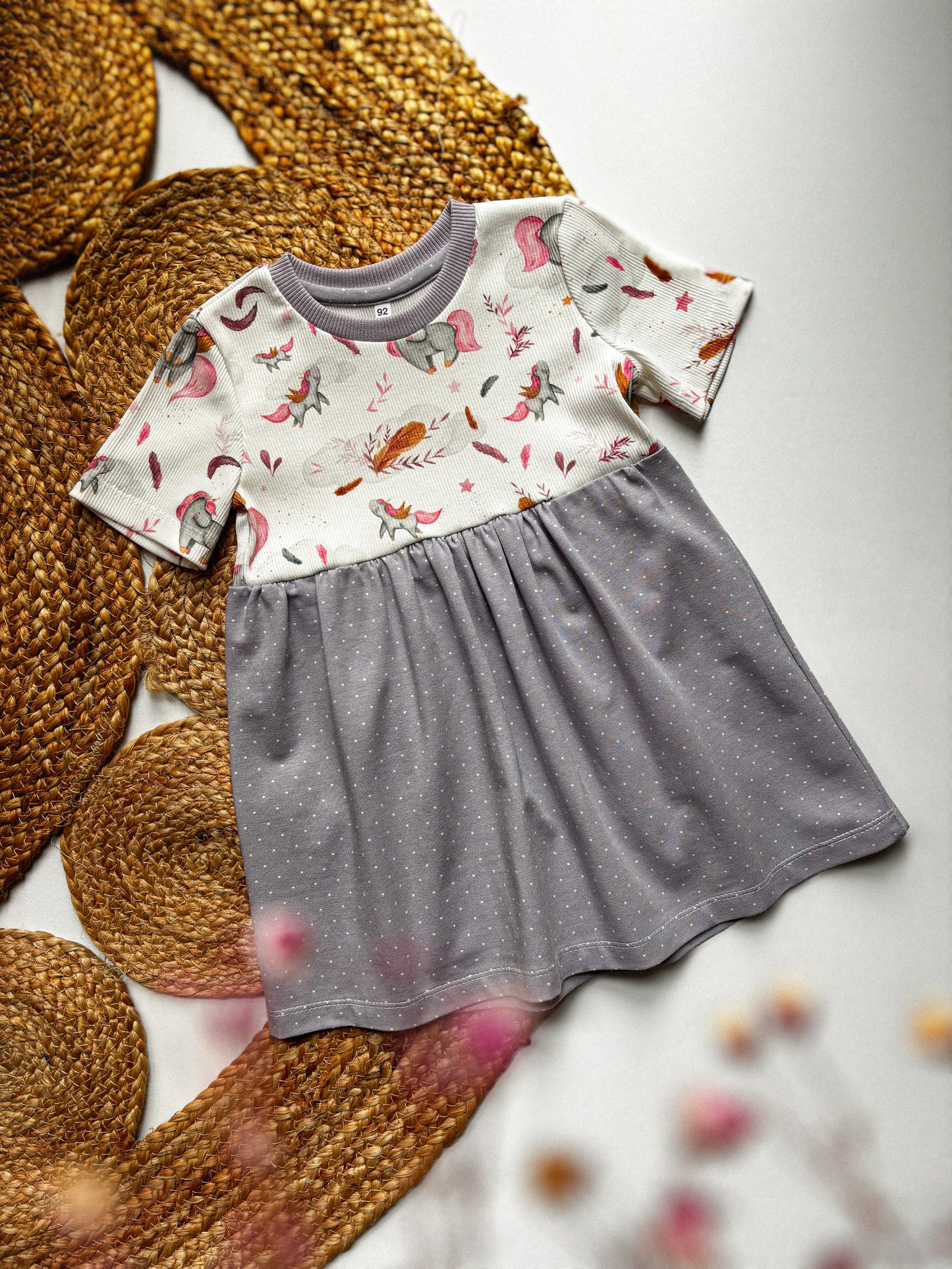 Šaty z kombinovaných materiálů