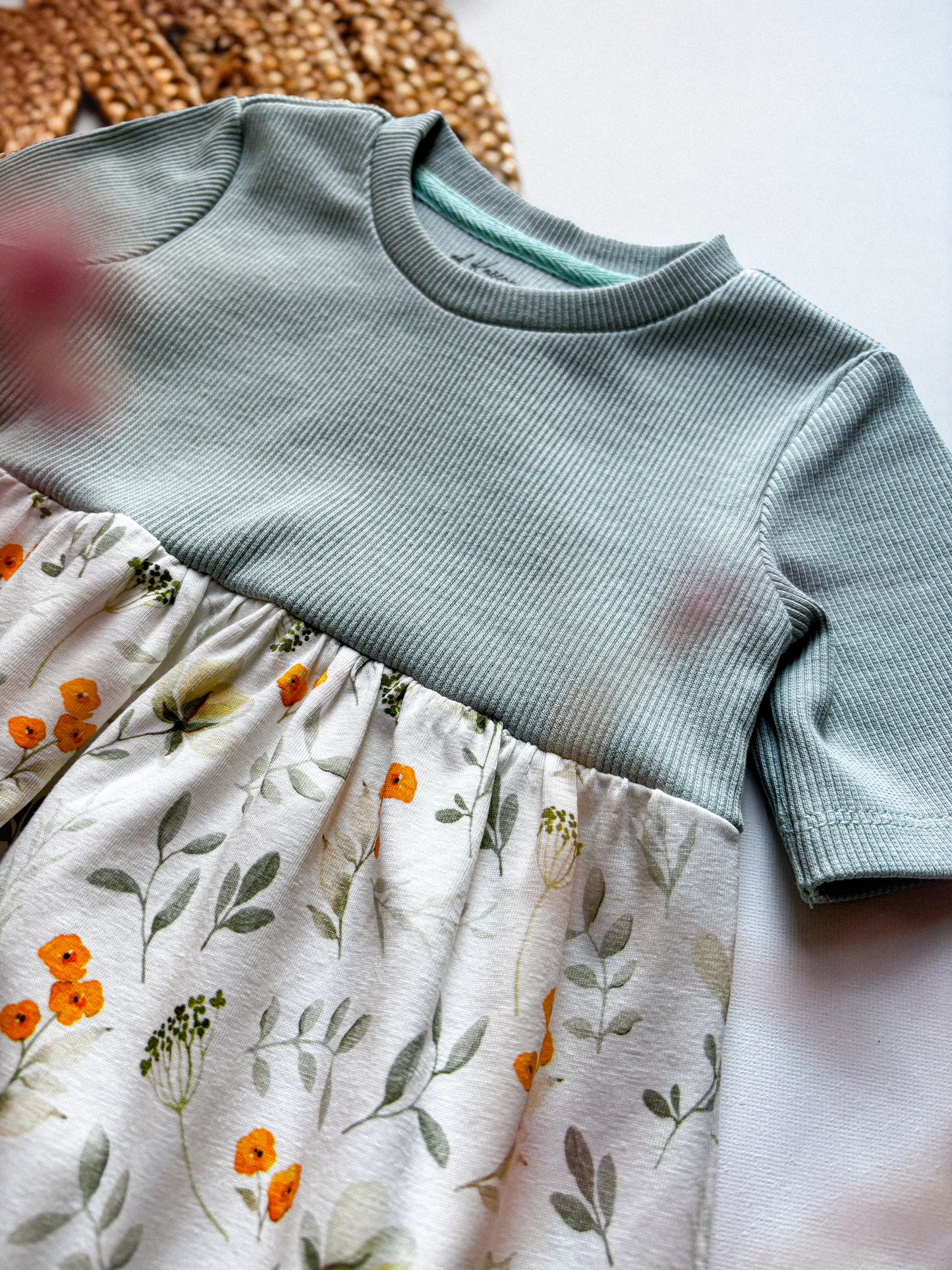 Šaty z kombinovaných materiálů