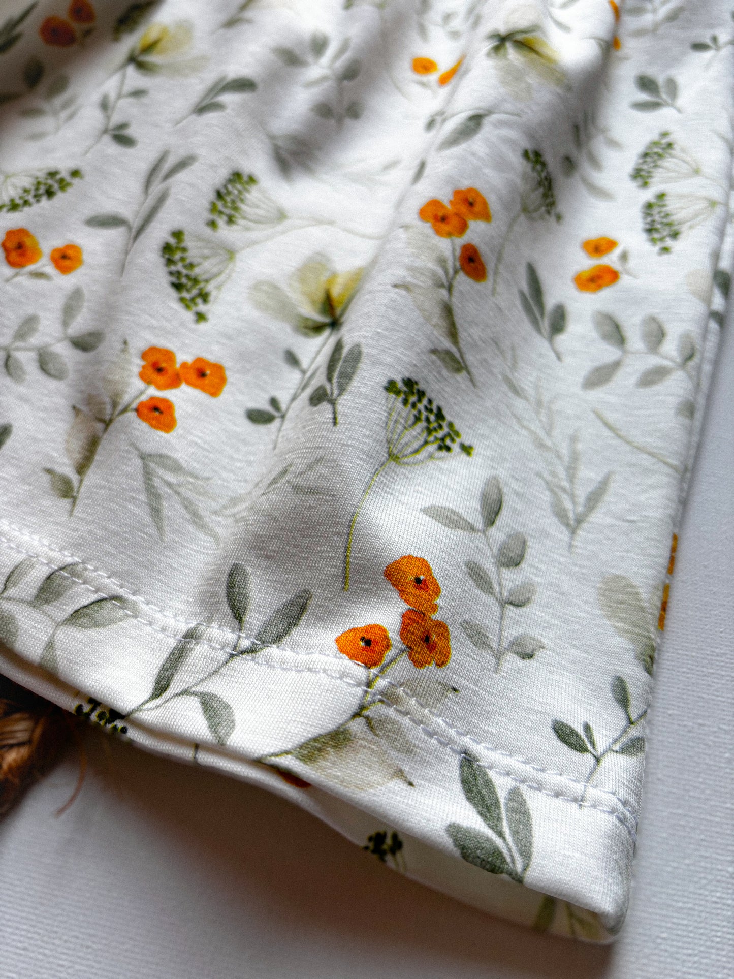 Šaty z kombinovaných materiálů