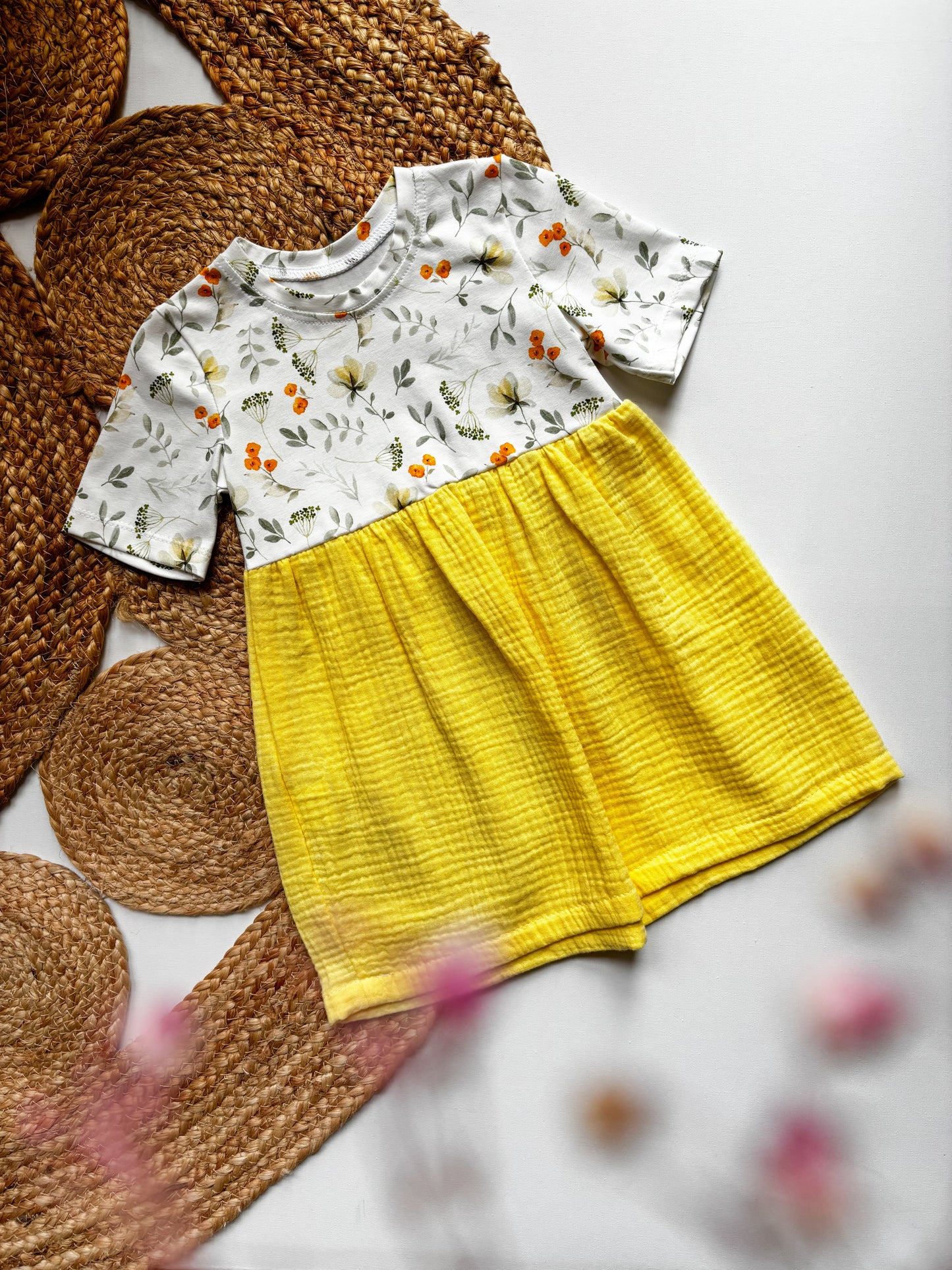 Šaty z kombinovaných materiálů