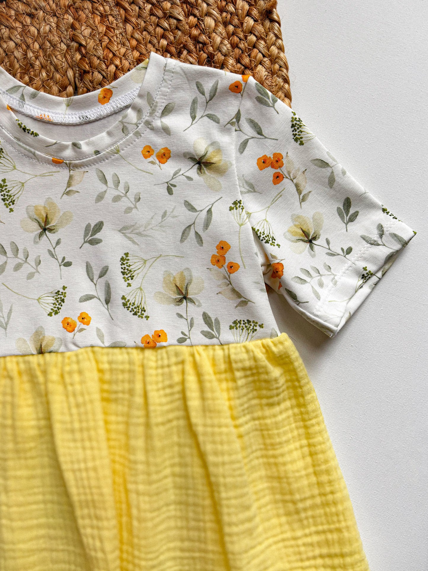 Šaty z kombinovaných materiálů