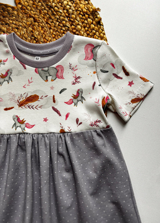 Šaty z kombinovaných materiálů