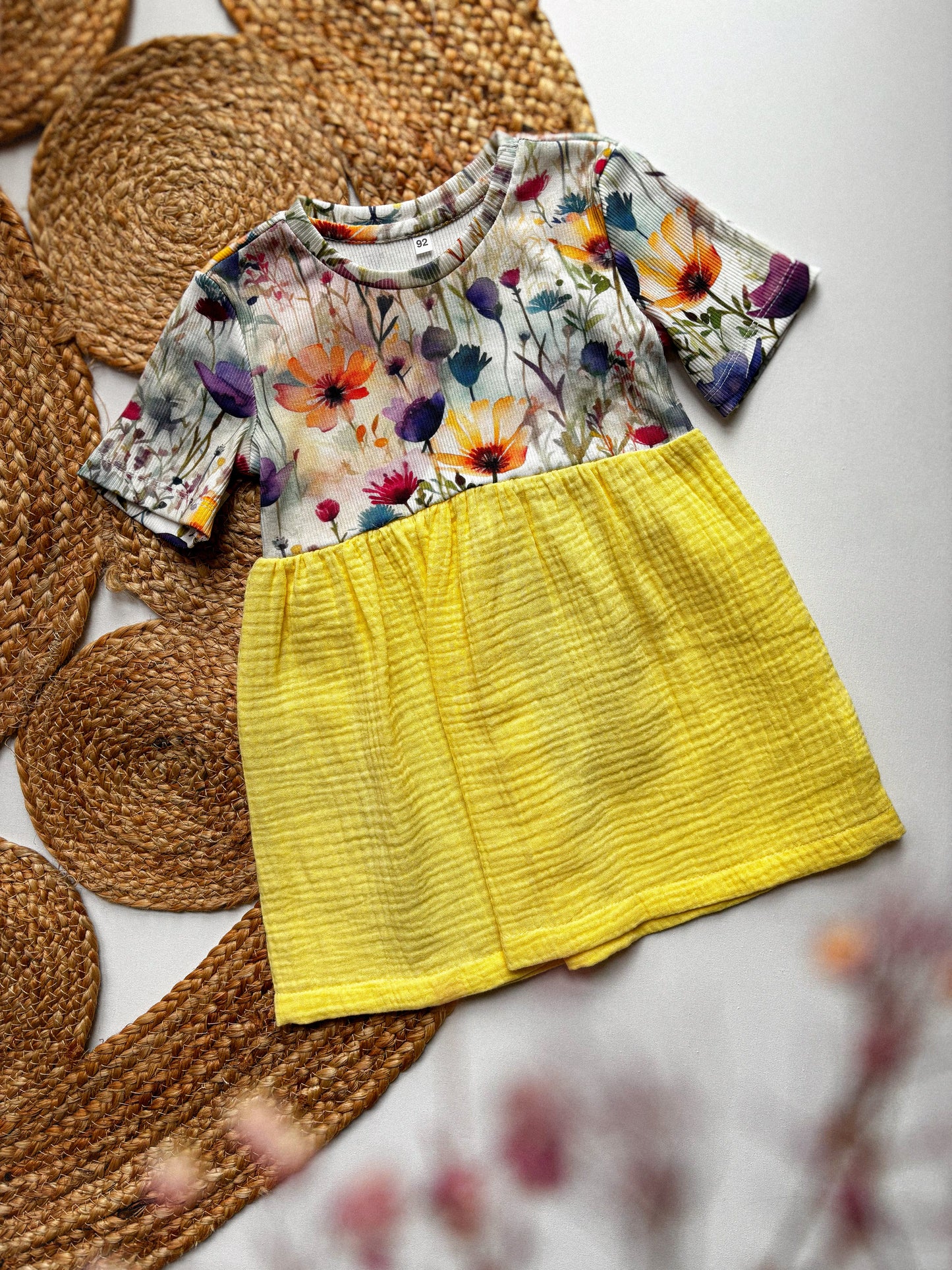 Šaty z kombinovaných materiálů