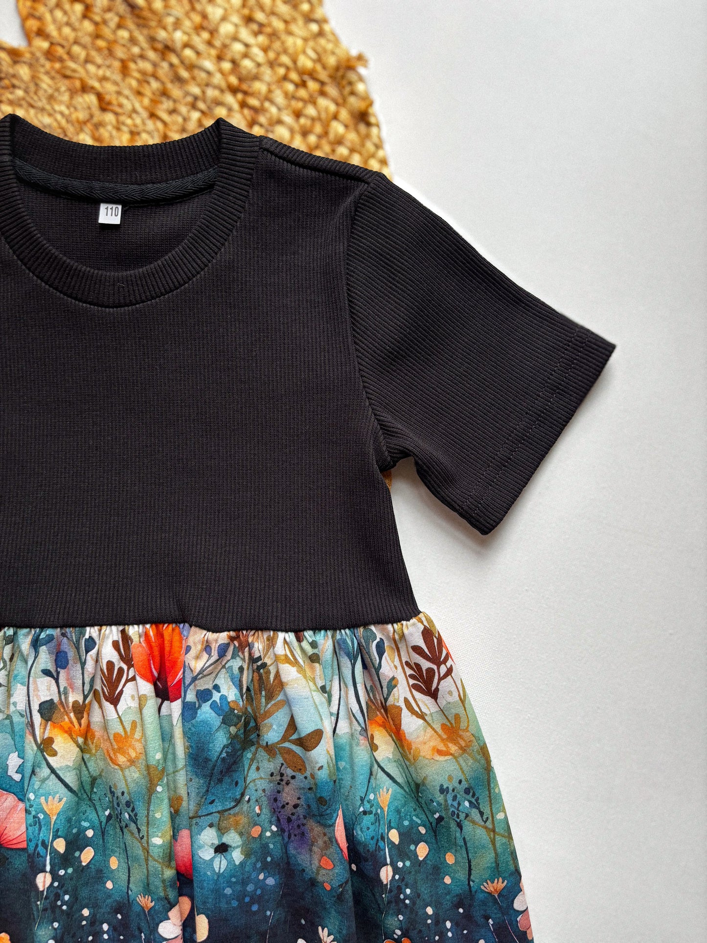 Šaty z kombinovaných materiálů