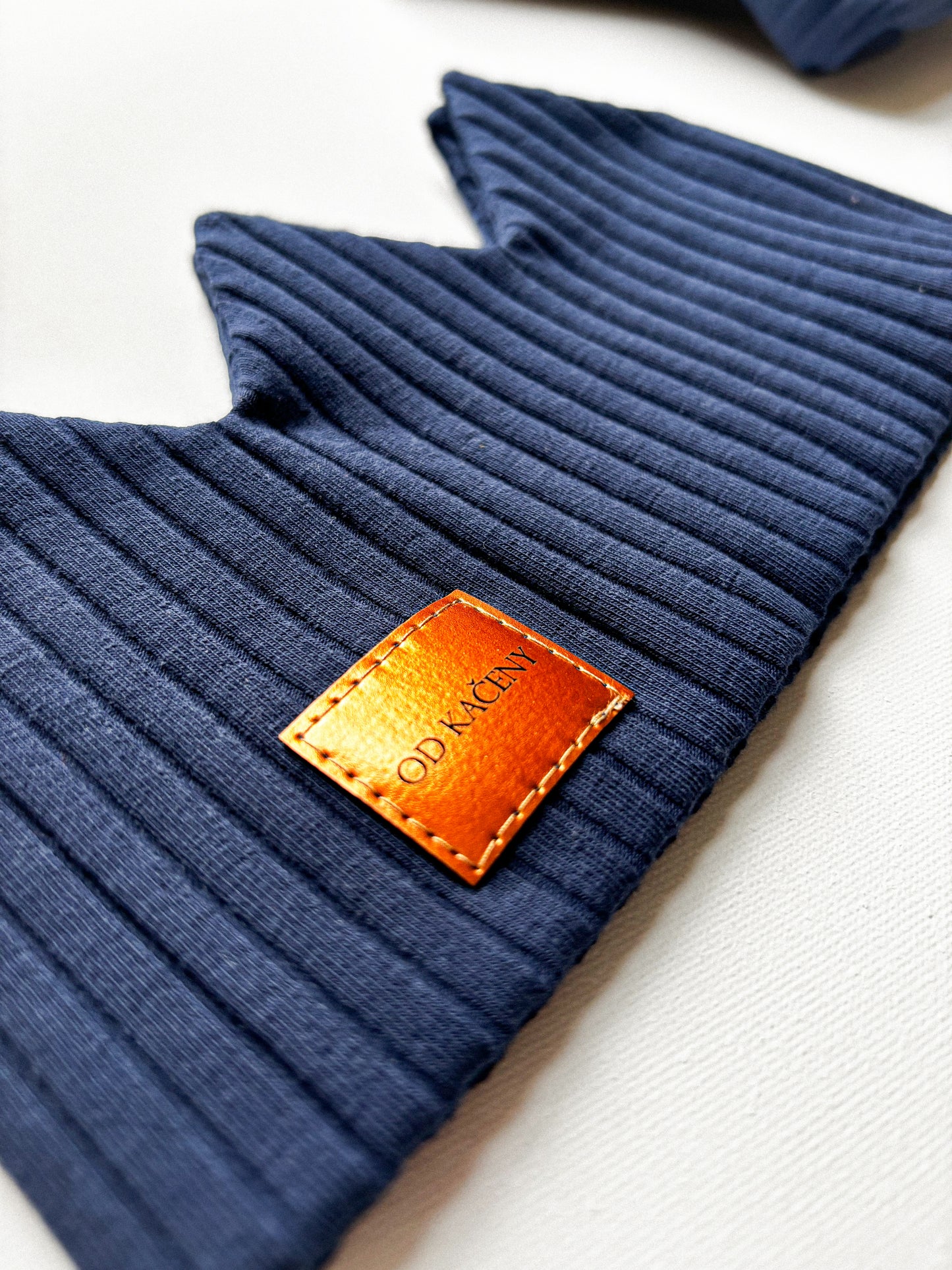 Žebrovaná korunka Navy