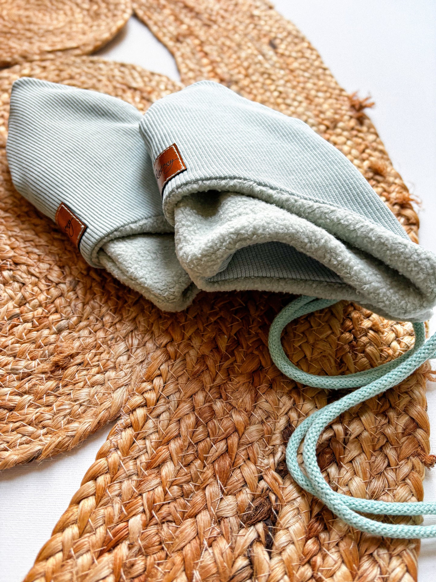 Ušanka se šnůrkami Mint